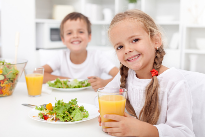 дети едят полезную еду