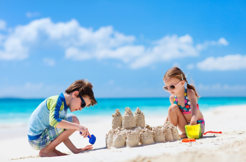 Малыш в песочнице: играем и развиваемся