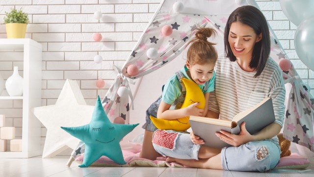 Мама читает с дочкой книгу