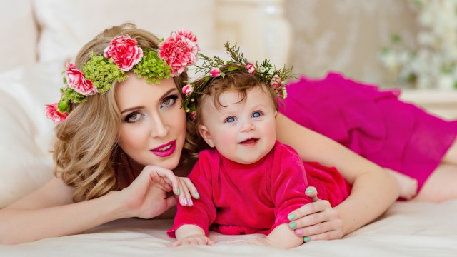 красивая мама с ребенком и цветами