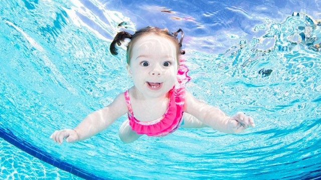 Малышка под водой