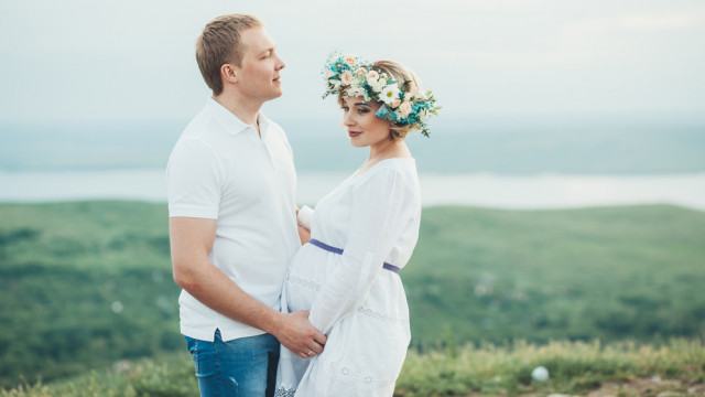 Беременная с мужем на природе