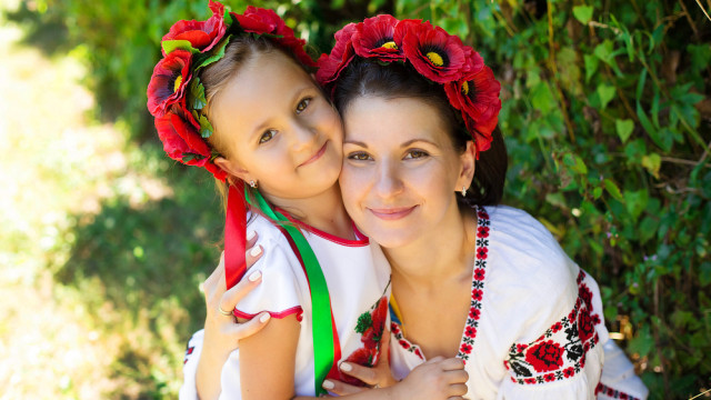 Мама и дочка в вышиванках