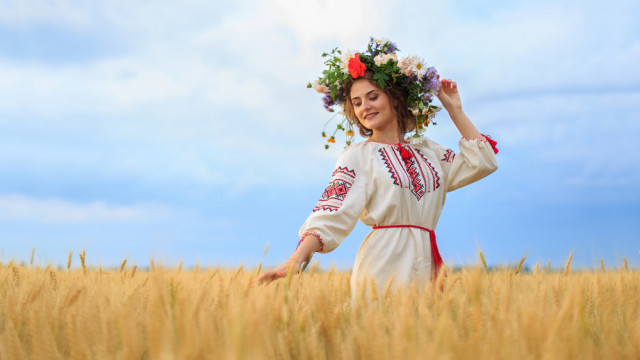 Красивая девушка в вышиванке