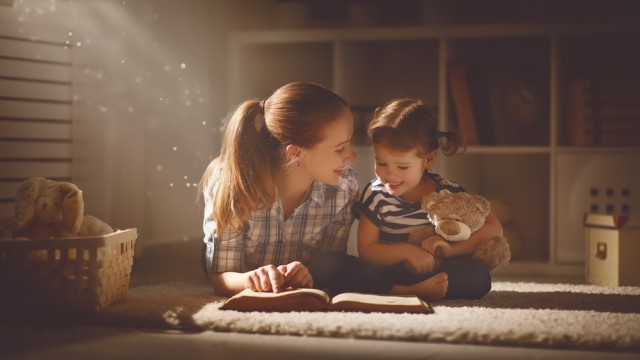 Мама читает книгу