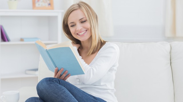 Молода жінка читає книгу