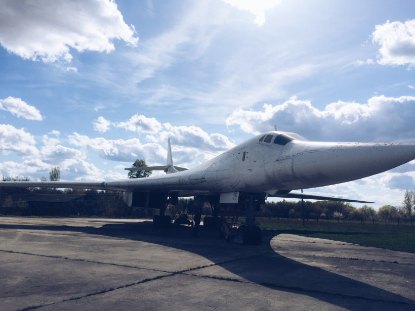 Самолет Белый лебедь в музее авиации в Полтаве