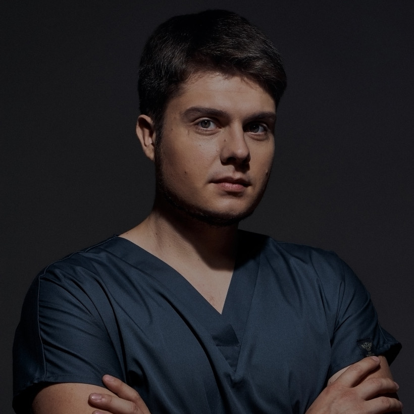 Артем Ефремов, пластический хирург клиники CALM