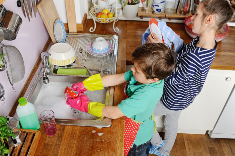 діти миють посуд