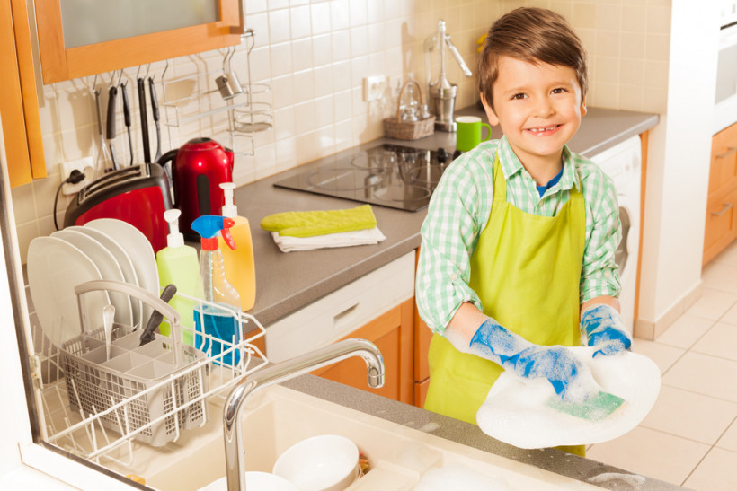 хлопчик миє посуд