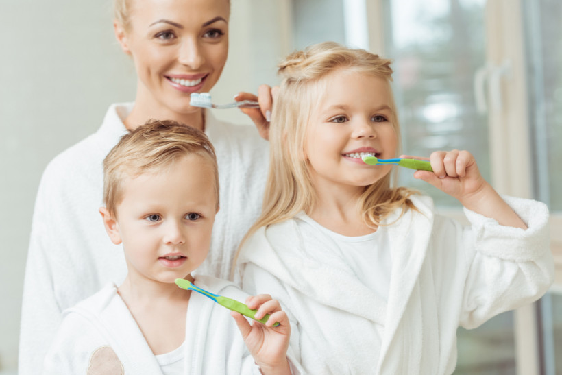 родина чистить зуби