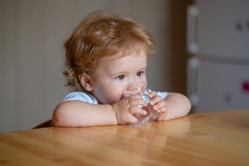 Почему ребенку нужно пить чистую воду и нужно ли заставлять