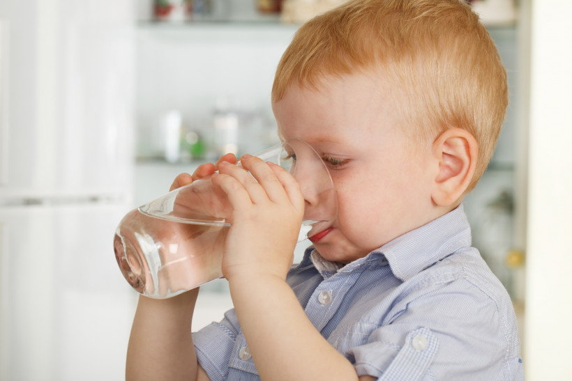 Почему ребенку нужно пить чистую воду и нужно ли заставлять
