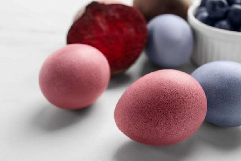 фарбувати яйця буряком