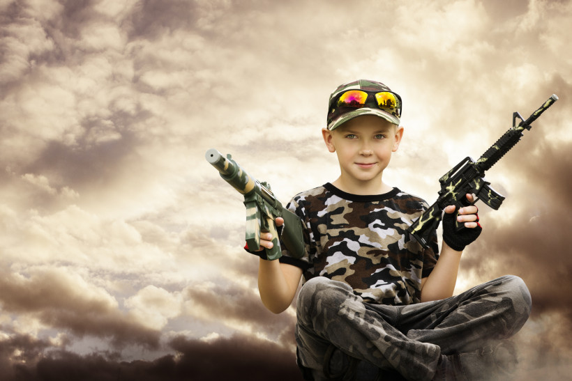 Ребенок играет в войну и просит купить игрушечное оружие. Что делать родителям