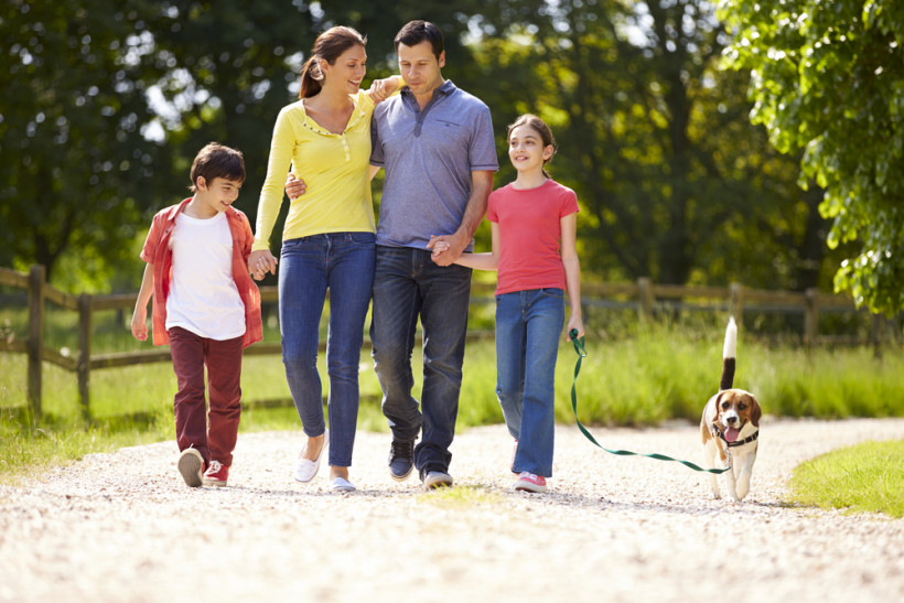счастливая семья гуляет в парке