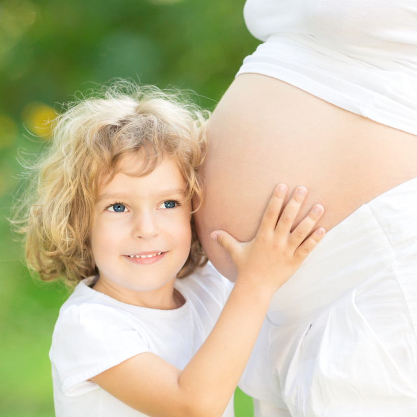 Малыш и мамин беременный живот