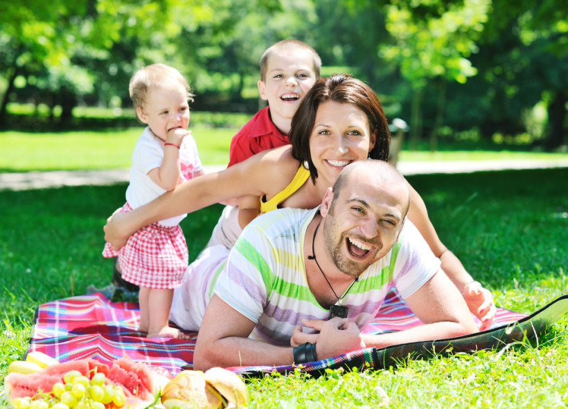 Семья в парке на пикнике