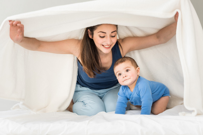 Мама защищает малыша - игры в кровати