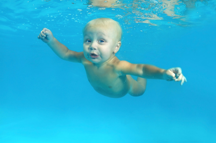 Ребенок плывет под водой