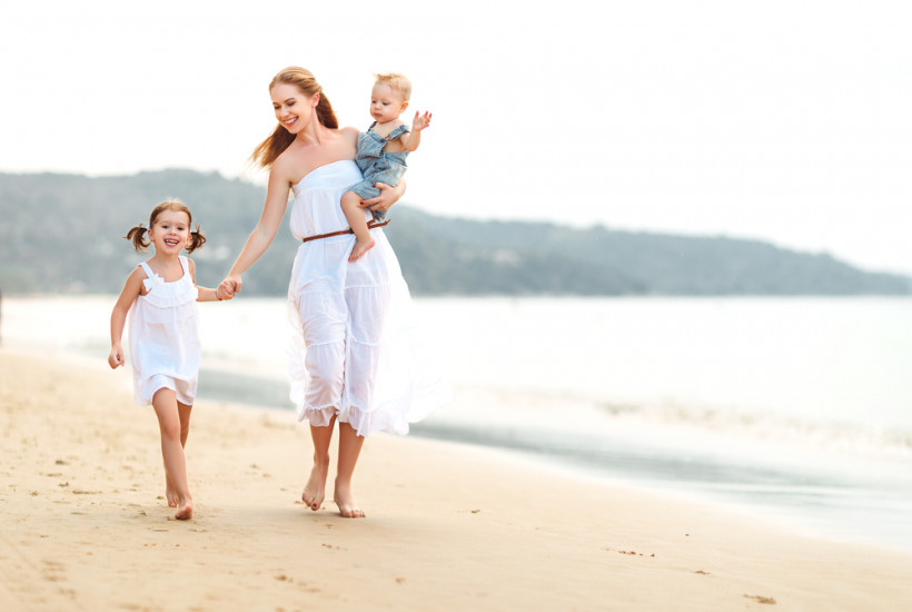 Мама с детьми на пляже