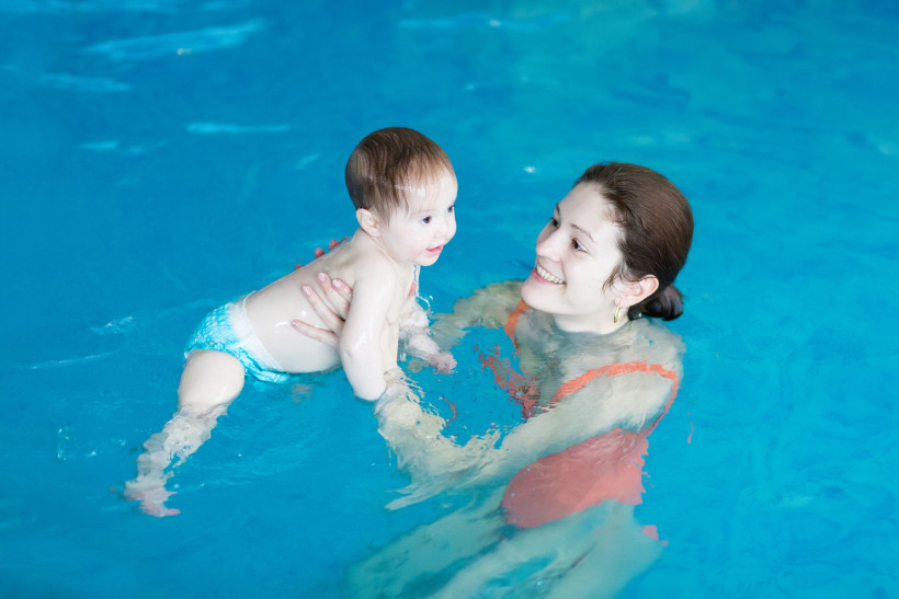 мама з малюком у басейні