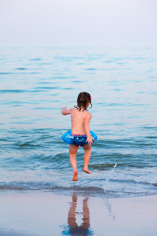 Ребенок бежит в воду