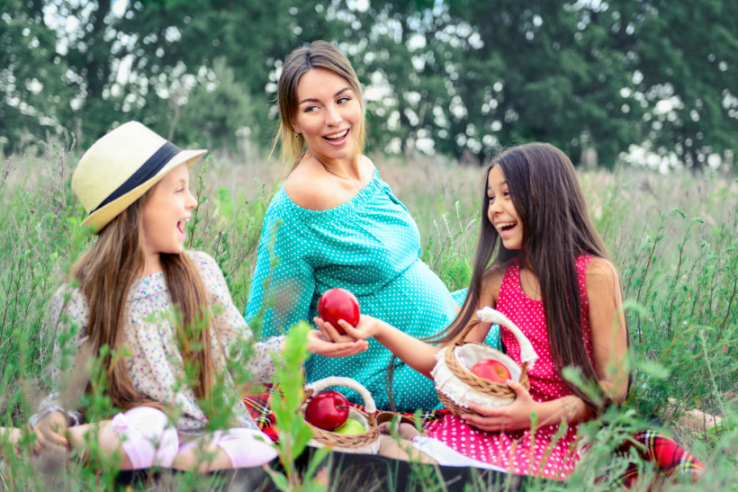 мама с дочками на пикнике