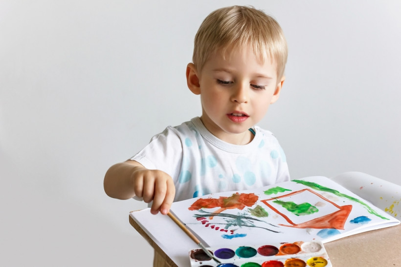 Мальчик-левша рисует красками - факты о левшах