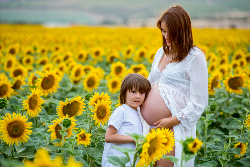 Беременная женщина и сын