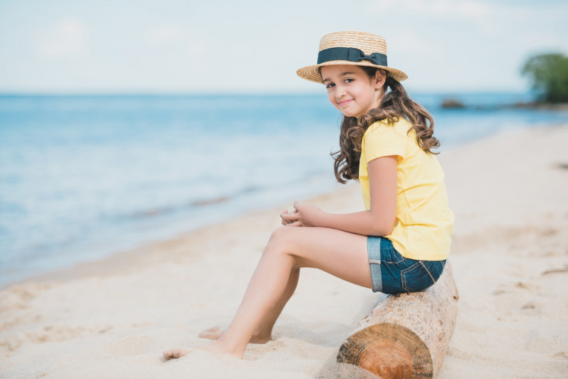 Девочка в шляпке на пляже