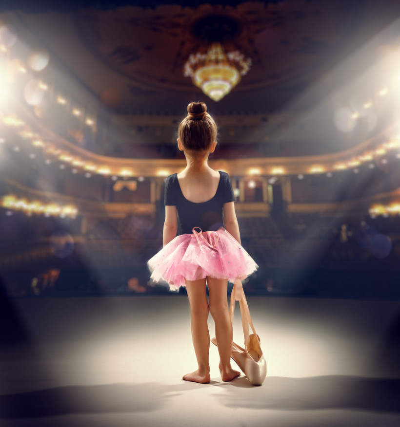 Девочка-балерина на сцене