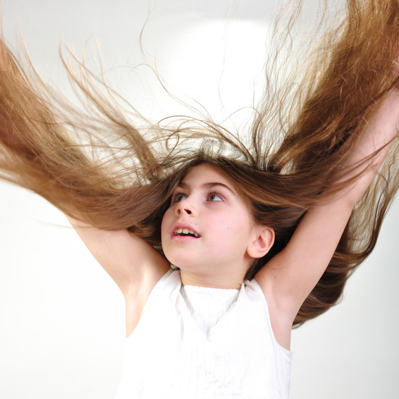 Девочка с длинными волосами - риск педикулеза