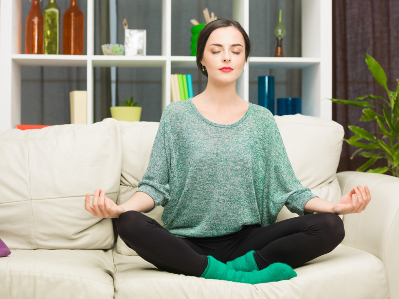 женщина в свитере медитирует