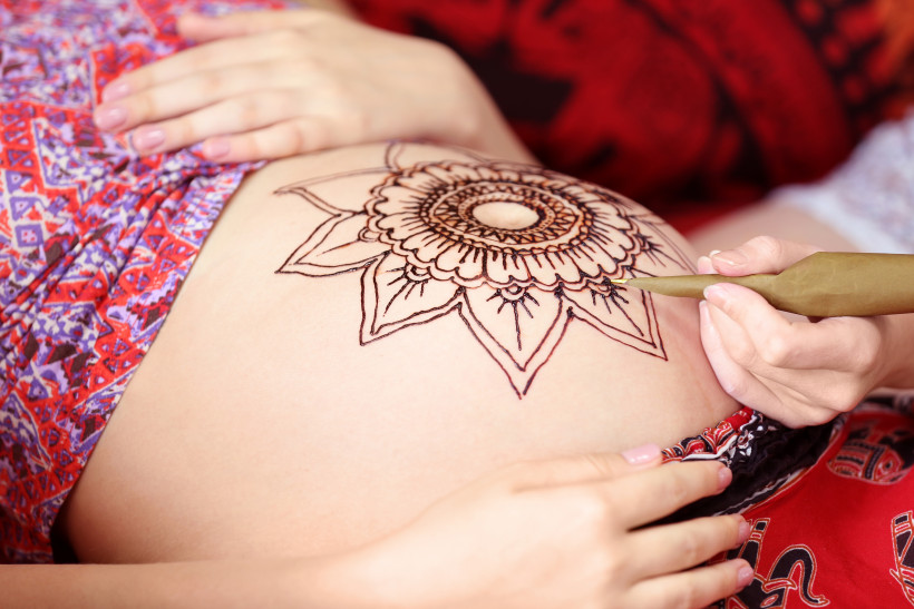 Мехенди на животе беременной  - арт-терапия