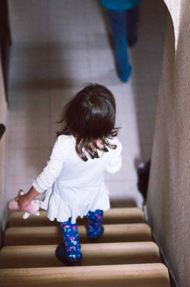 Девочка одна на лестнице 