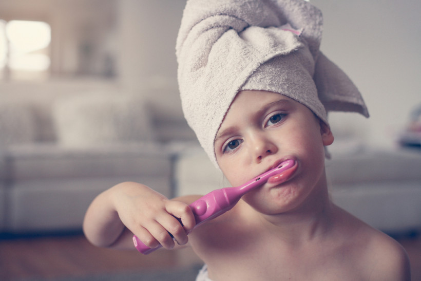 дівчинка чистить зуби