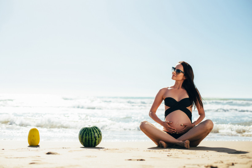 беременная на пляже