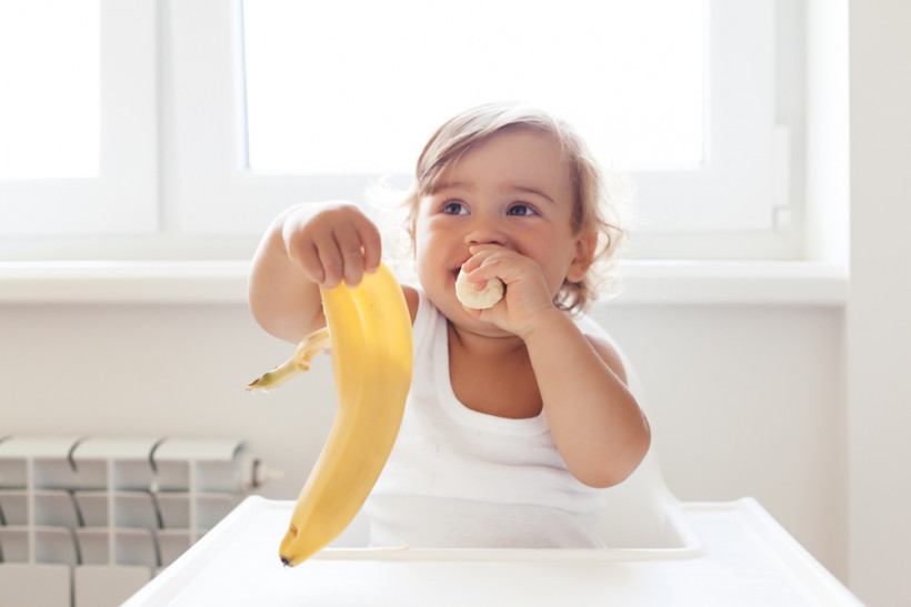 ребенок ест банан