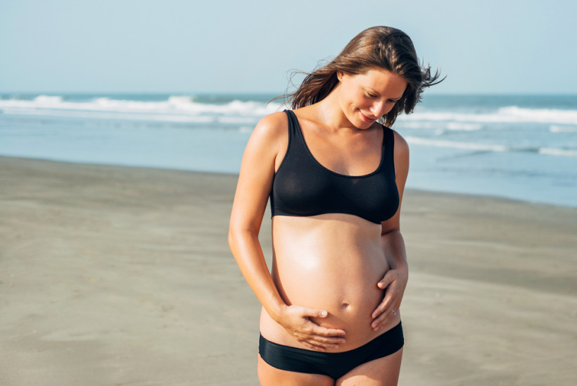 беременная на пляже
