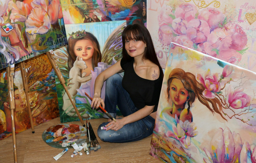 Тодорова со своими картинами