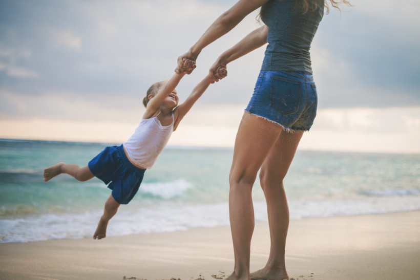 мама с ребенком на пляже