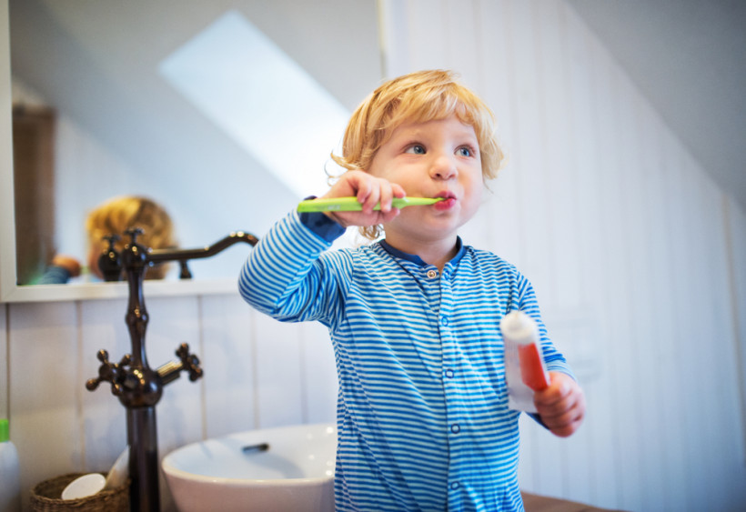 малюк чистить зуби