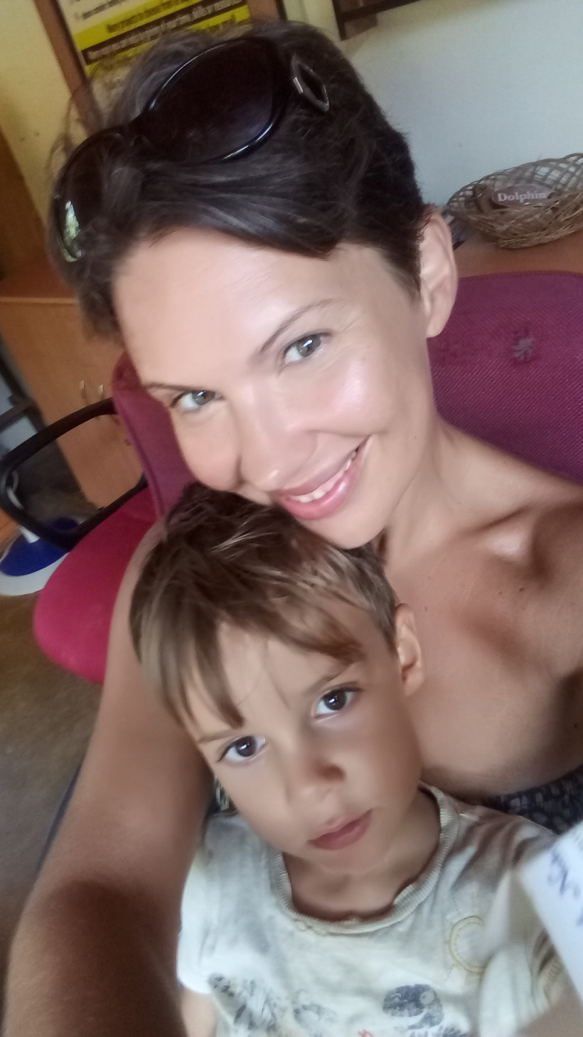 Ирина Глушкова с ребенком - тревел-блогер