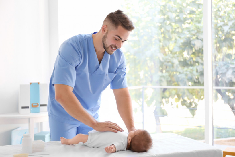 Патронаж новорожденного - доктор осматривает ребенка