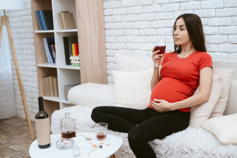 беременная пьет вино