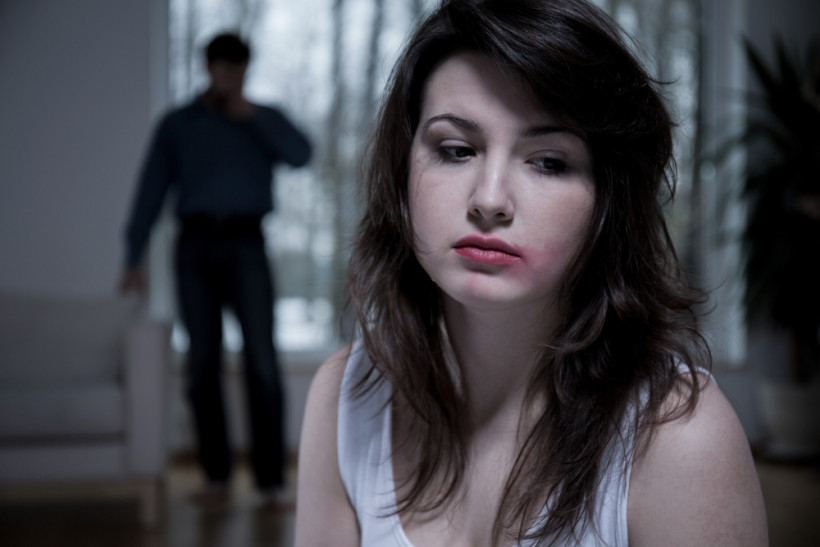 Насилие в семье - мужчина и плачущая женщина