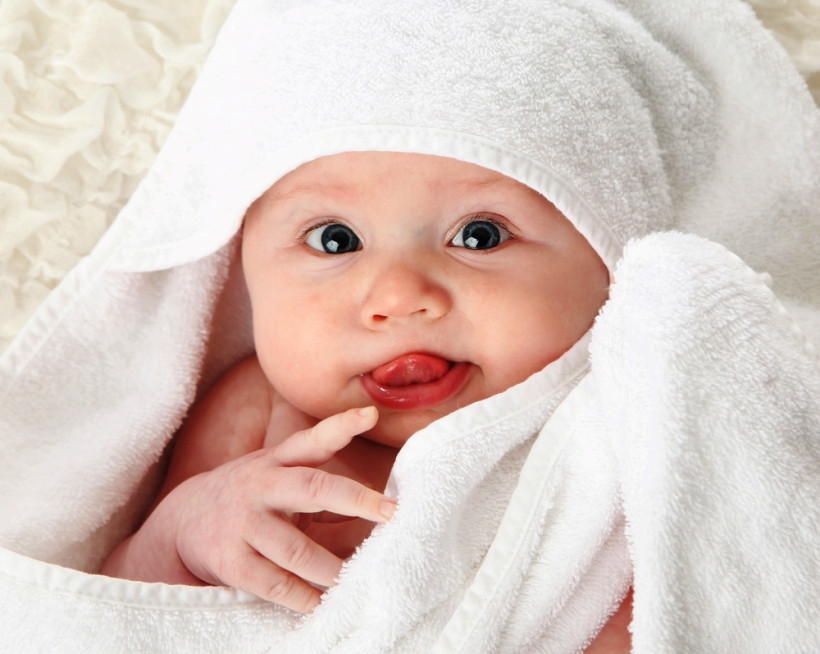 малыш в полотенце