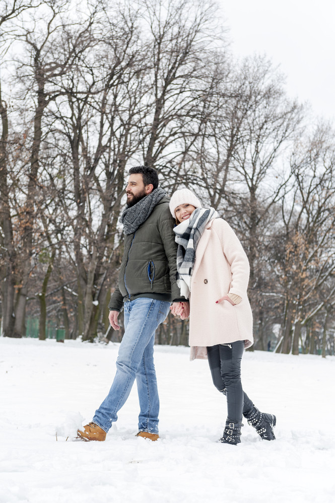 Семья на прогулке зимой - польза ходьбы 