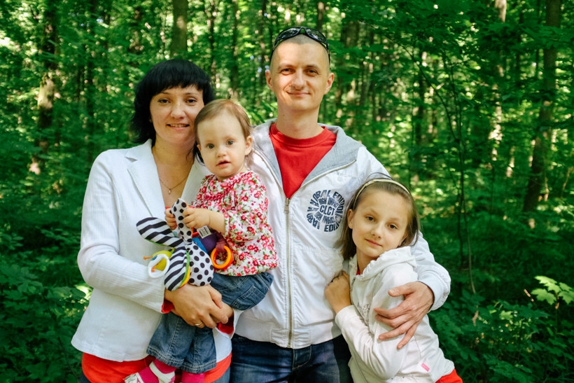 Владимир Швец с дочками и женой в парке
